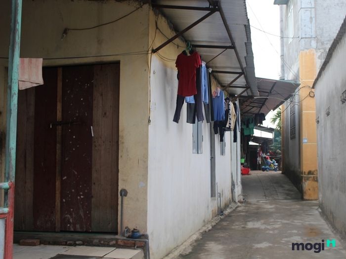 Phòng trọ chật chội khiến cuộc sống trở nên ngột ngạt và thiếu thoải mái