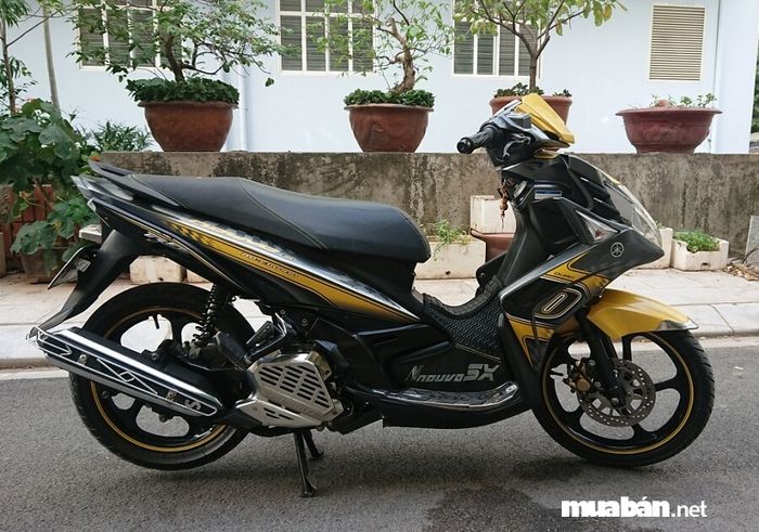 Yamaha Nouvo 5 sở hữu khối động cơ mạnh mẽ, mang lại hiệu suất ổn định và khả năng vận hành êm ái.