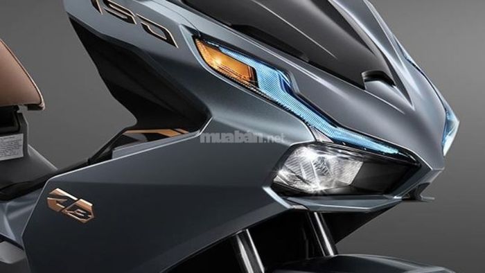 Đèn trước được trang bị cảm biến tự động bật sáng khi cần thiết.