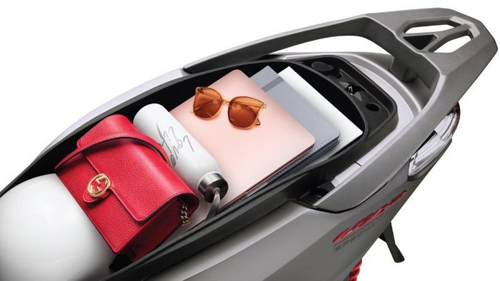 Khoang chứa đồ của xe Lead 2023 có thể chứa đến 37 lít, mang đến không gian rộng rãi để lưu trữ vật dụng.
