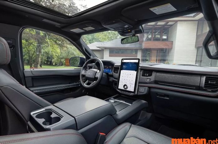 Khoang lái của Ford Expedition 2023 rộng rãi và thoải mái, tạo cảm giác thư giãn cho người lái và hành khách.
