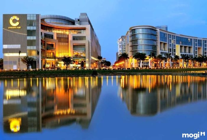 Phú Mỹ Hưng là khu vực được nhiều khách hàng lựa chọn khi quyết định mua nhà tại quận 7, nhờ vào hệ thống cơ sở hạ tầng hiện đại và môi trường sống chất lượng.