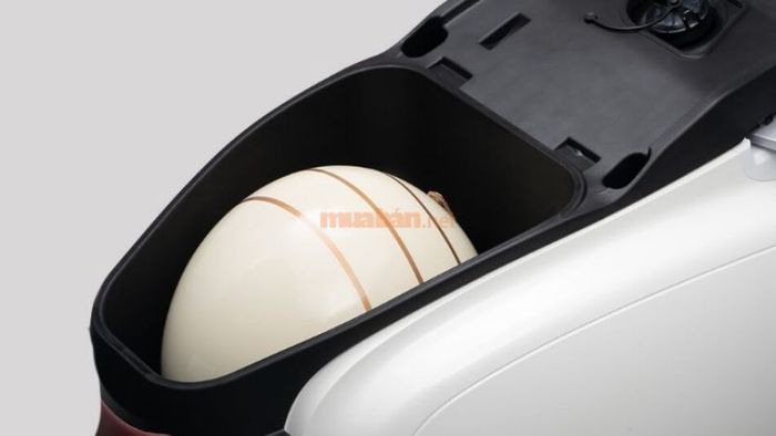 Cốp xe có dung tích rộng, mang đến không gian lưu trữ thoải mái