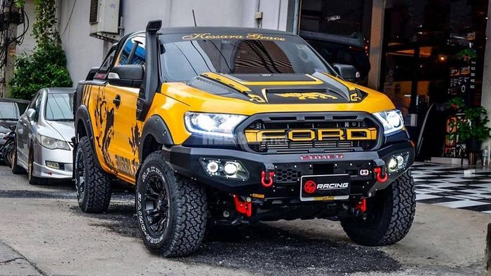 Ford Ranger độ màu vàng nổi bật và đầy cá tính