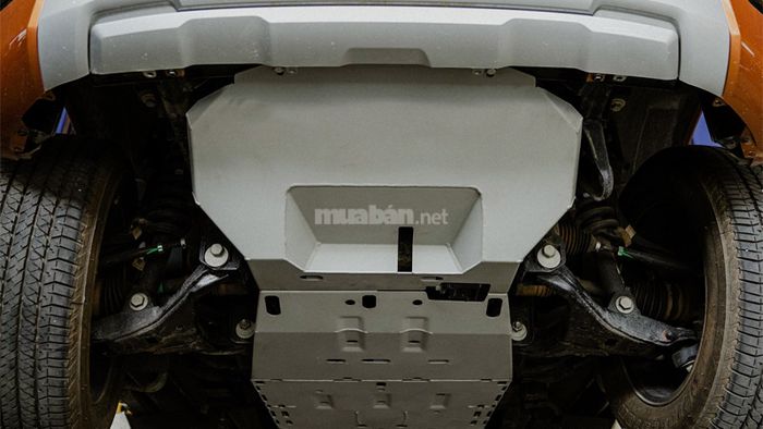 Giáp bảo vệ gầm xe giúp xe bán tải chinh phục mọi địa hình một cách dễ dàng và an toàn.
