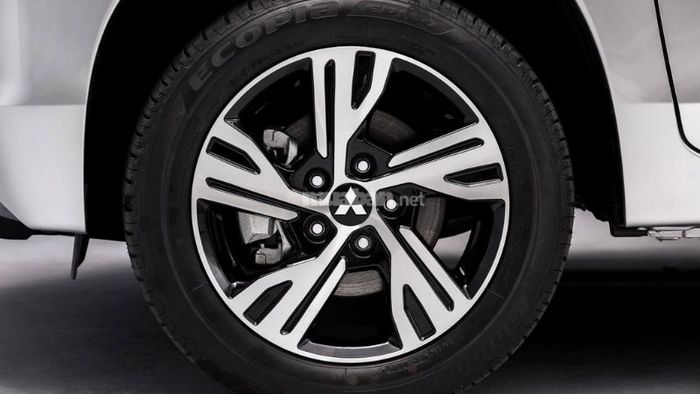 Mâm bánh xe 17-inch hai tông màu thiết kế thể thao, nổi bật và bắt mắt