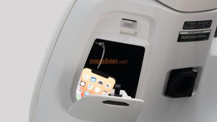 Có khay chứa đồ đi kèm cổng sạc điện thoại tiện lợi