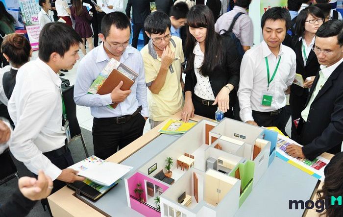 Môi giới bất động sản là nghề đang thu hút sự quan tâm mạnh mẽ của nhiều bạn trẻ hiện nay.