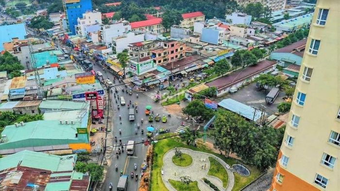 Đường Tô Ký là một trong những con đường chính dẫn đến chợ bắp Ngã Ba Bầu.