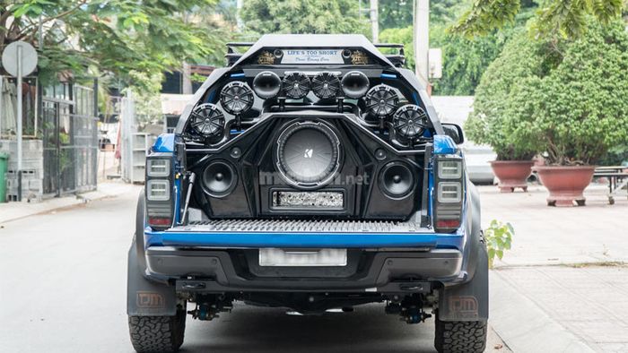 Ford Ranger Raptor của giới chơi xe được trang bị hệ thống âm thanh siêu đỉnh.