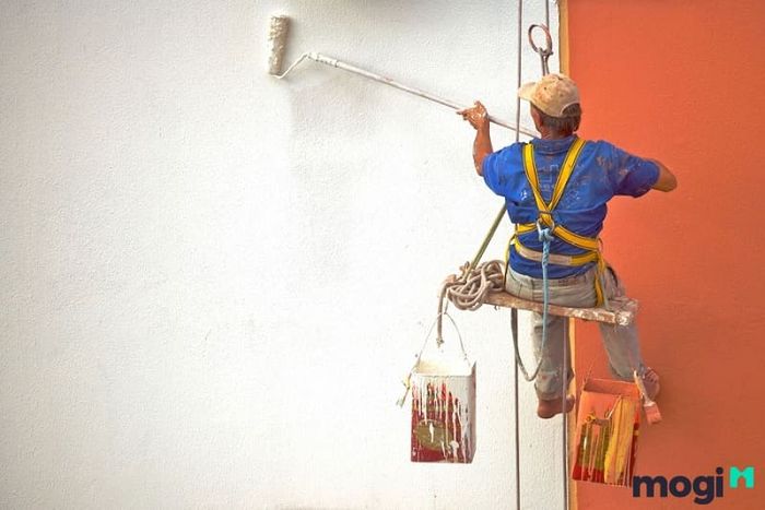 Sơn nhà nên thực hiện vào mùa khô để đảm bảo công trình không bị gián đoạn bởi mưa, giúp lớp sơn khô nhanh và giữ được độ bền lâu dài.