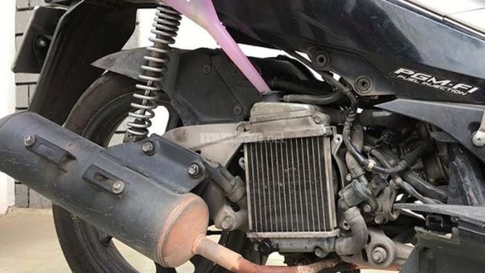 Hỏng bộ lọc khí thải có thể dẫn đến tắc nghẽn hoặc đánh lửa sai, khiến xe Air Blade báo lỗi đèn vàng.