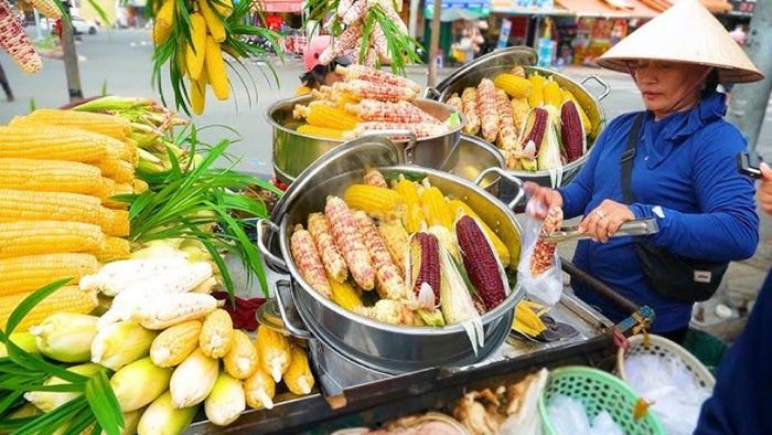 Tại chợ Ngã Ba Bầu, nhiều loại bắp được bày bán, phục vụ nhu cầu của người dân TP.HCM và các khu vực lân cận.