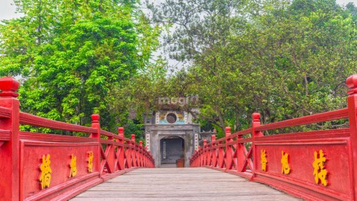 Cầu Thê Húc là một công trình kiến trúc đẹp, nơi có thể thưởng thức toàn cảnh hồ Hoàn Kiếm và là điểm đến không thể thiếu khi tham quan khu vực này.