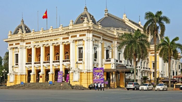 Nhà Hát Lớn Hà Nội là một biểu tượng văn hóa của thủ đô, nơi hội tụ của các nghệ thuật truyền thống và hiện đại, thu hút du khách và người dân yêu nghệ thuật.