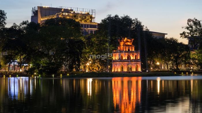Tháp Rùa là biểu tượng văn hóa của thủ đô, gắn liền với vẻ đẹp huyền bí của Hồ Hoàn Kiếm.