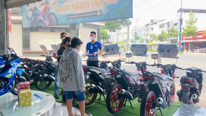 Để đảm bảo chất lượng xe và các dịch vụ đi kèm, bạn nên mua xe tại các đại lý và cửa hàng có uy tín, nơi có chính sách bảo hành rõ ràng.