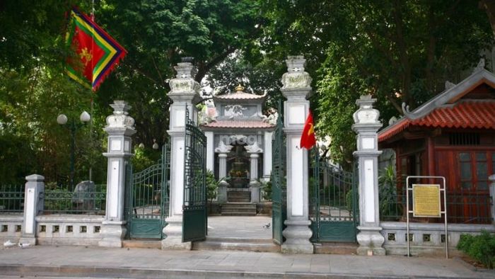 Đền thờ vua Lê là một trong những địa điểm tôn vinh vị vua sáng lập triều đại Lê sơ. Ngôi đền mang vẻ đẹp cổ kính, được xây dựng ngay bên bờ Tây Hồ Hoàn Kiếm, trở thành nơi linh thiêng để du khách dâng hương tưởng nhớ lịch sử.