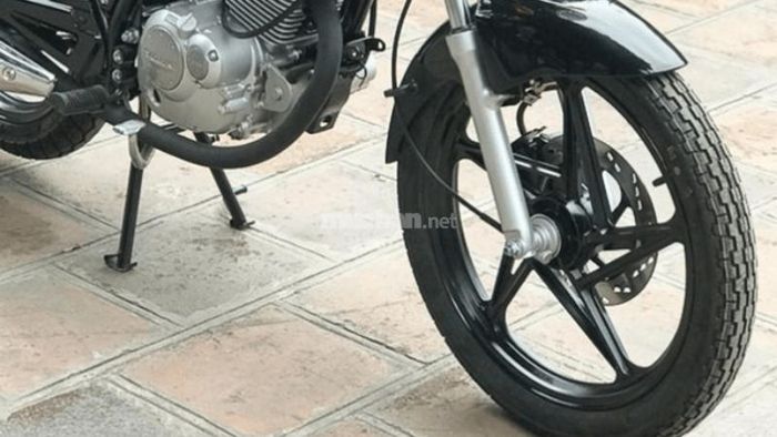 Suzuki EN125CC được trang bị hệ thống giảm xóc và phanh giúp người lái có một hành trình an toàn và thoải mái