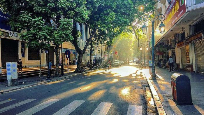 Phố Đinh Lễ, với vẻ đẹp yên bình và trầm lắng, được biết đến như một “thiên đường sách” của Hà Nội, nơi du khách có thể dạo bước và khám phá những tiệm sách lâu đời, mang đậm giá trị văn hóa và tri thức.