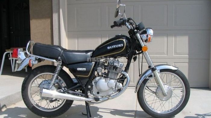 Suzuki GN125 gây ấn tượng mạnh với vẻ ngoài gọn gàng, cơ bắp và đầy mạnh mẽ, thu hút mọi ánh nhìn.