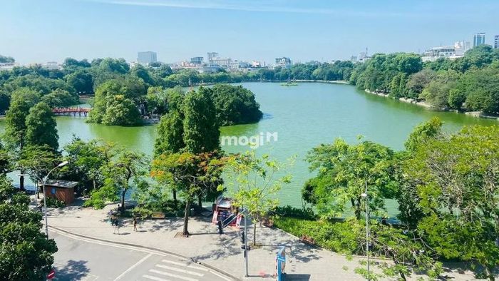 Phố đi bộ Hồ Gươm là một khu vực lý tưởng để tận hưởng không khí nhộn nhịp của thủ đô vào cuối tuần. Nơi đây có đủ loại hoạt động vui chơi, giải trí và các chương trình nghệ thuật đường phố, thu hút hàng nghìn du khách mỗi dịp cuối tuần.