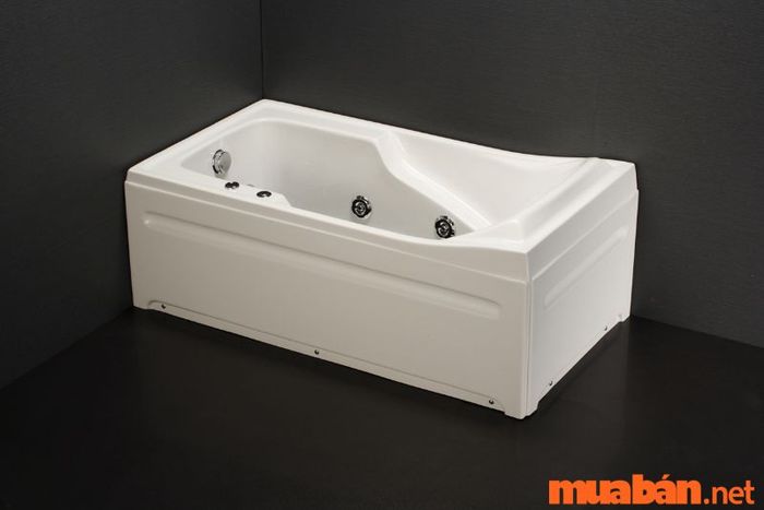 Bồn tắm nhựa với thiết kế đơn giản