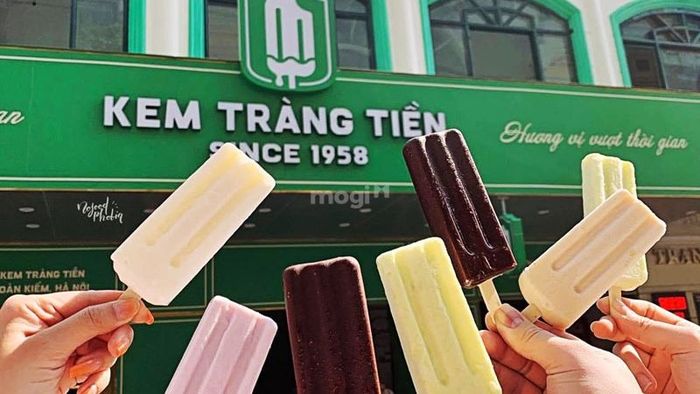 Kem Tràng Tiền, với hương vị ngọt ngào và tươi mát, đã trở thành một phần không thể thiếu trong hành trình khám phá Hà Nội của mọi du khách. Mỗi que kem là một hương vị đặc trưng, nhẹ nhàng nhưng đầy lôi cuốn.