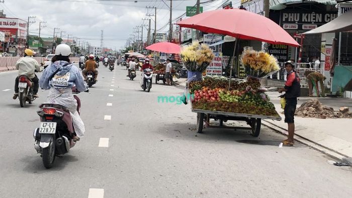 Tình hình giao thông tại Ngã Tư Bình Chuẩn hiện đang chịu áp lực lớn do lượng phương tiện di chuyển qua lại rất đông, đặc biệt là vào giờ cao điểm.