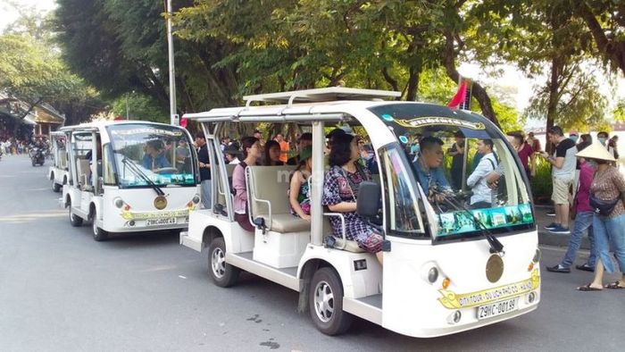 Bạn có thể sử dụng nhiều phương tiện khác nhau để khám phá khu vực quanh Hồ Gươm.
