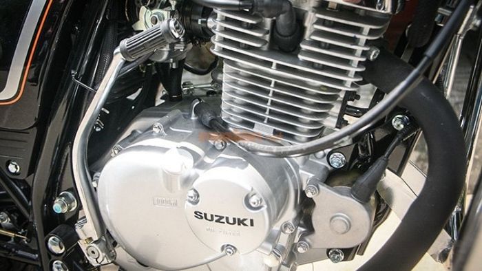 Động cơ của Suzuki GN125 mang lại hiệu suất vận hành mạnh mẽ, đáp ứng nhu cầu di chuyển linh hoạt.