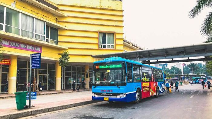 Các tuyến xe buýt nội thành đang phục vụ tại bến xe Yên Nghĩa – Nguồn ảnh: Sưu tầm