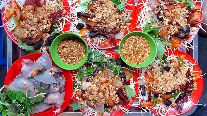 Nộm bò khô tại Đinh Tiên Hoàng luôn gây ấn tượng với hương vị đặc trưng: thịt bò khô dai, ngọt, kết hợp với các gia vị, rau sống tươi mát, tạo nên món ăn vừa thơm ngon lại vừa lạ miệng.
