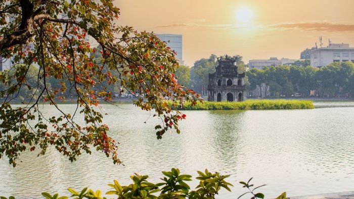Du khách có nhiều lựa chọn phương tiện để di chuyển đến Hồ Hoàn Kiếm, tùy vào nhu cầu và điều kiện của mỗi người.