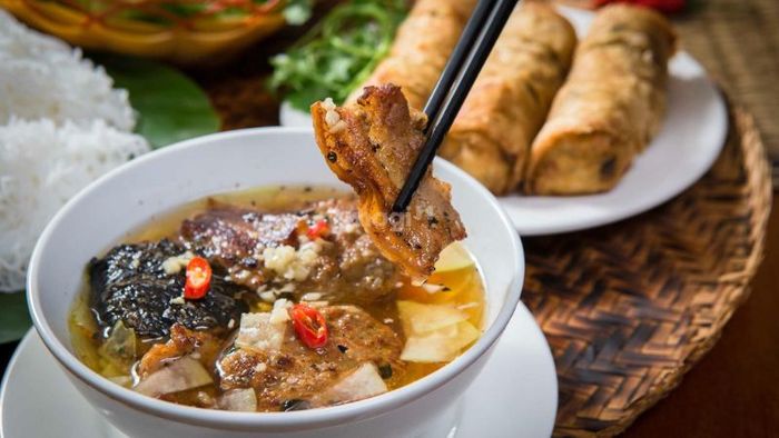 Với hương vị đậm đà, món bún chả Hàng Quạt luôn làm say lòng những ai yêu thích ẩm thực Bắc Bộ. Thịt chả nướng cháy cạnh, mềm và thơm, kết hợp với nước chấm đặc biệt, mang đến một trải nghiệm khó quên.