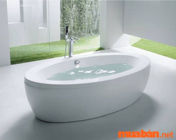 Phòng tắm rộng cần lựa chọn bồn tắm có kích thước lớn