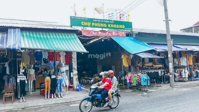 Chợ Phùng Khoang tọa lạc ở đâu?