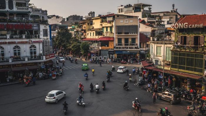 Phố Cổ Hà Nội là một điểm đến lý tưởng để khám phá nét văn hóa truyền thống và giao thoa giữa các thế hệ, đặc biệt là đối với những ai yêu thích không gian phố xá sôi động của thủ đô.