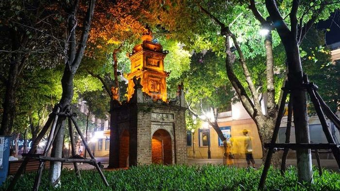 Tháp Hòa Phong là một biểu tượng nổi bật, tọa lạc ngay gần hồ Hoàn Kiếm, mang trong mình vẻ đẹp cổ kính và sự thanh bình. Đây là một trong những điểm đến lý tưởng để chiêm ngưỡng cảnh sắc yên ả giữa lòng thành phố nhộn nhịp.