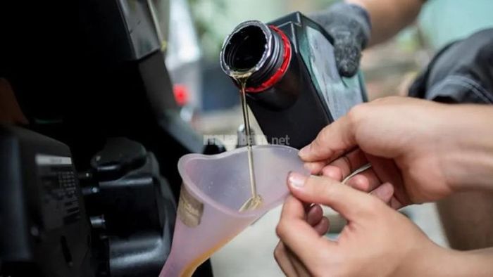 Tại sao phải thay dầu nhớt định kỳ cho xe số?
