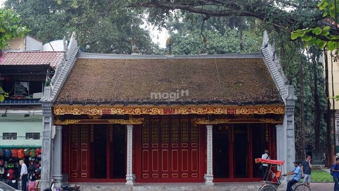 Đền Bà Kiệu là một điểm đến linh thiêng và nổi bật, nơi du khách có thể tìm hiểu về tín ngưỡng dân gian Việt Nam và chiêm ngưỡng kiến trúc cổ kính đặc sắc.
