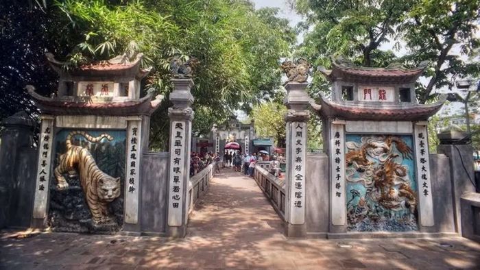 Đền Ngọc Sơn là một trong những điểm thờ tự quan trọng và linh thiêng của Hà Nội, gắn liền với những giá trị văn hóa và lịch sử sâu sắc.