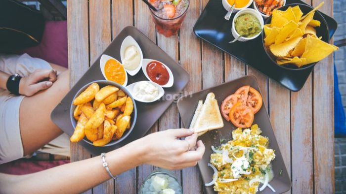 Các quán ăn vặt tại chợ Phùng Khoang