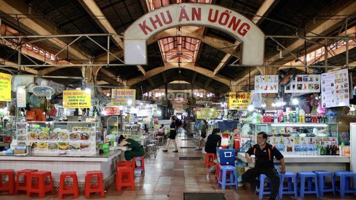 Chợ mở cửa từ 07h30 sáng cho đến 22h00 tối, phục vụ du khách suốt cả ngày dài.
