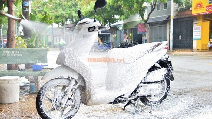 Rửa xe định kỳ là cách đơn giản nhưng hiệu quả để giữ phuộc xe luôn bền đẹp – Nguồn: Internet