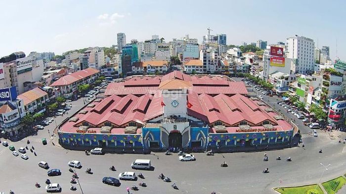 Có rất nhiều tuyến đường khác nhau để đến được chợ Bến Thành, tùy thuộc vào xuất phát điểm