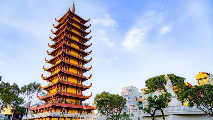 Tòa bảo tháp 13 tầng giữ gìn những giá trị tinh thần sâu sắc của chùa Việt Nam Quốc Tự. – Nguồn: Internet