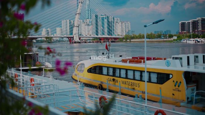 Khám phá thành phố bằng Water Bus tại Bến Bạch Đằng