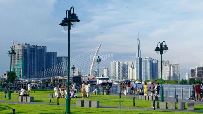 Công viên Bến Bạch Đằng kéo dài hơn 1300m dọc theo bờ sông Sài Gòn