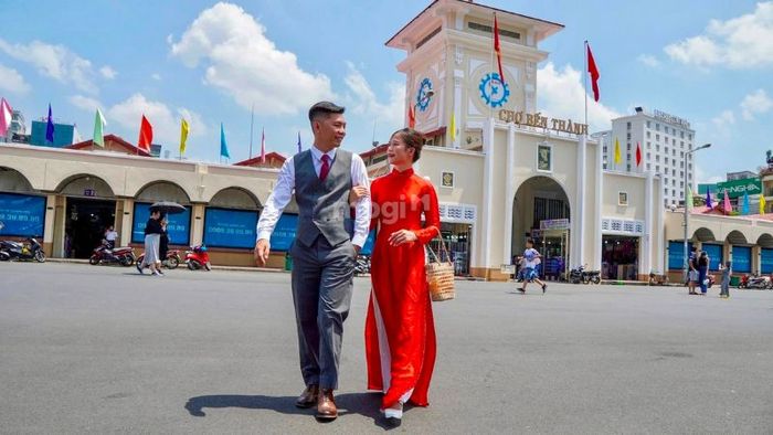 Khu chợ rộng lớn với 4 cửa chính và 12 cửa phụ, tạo nên không gian giao thương nhộn nhịp